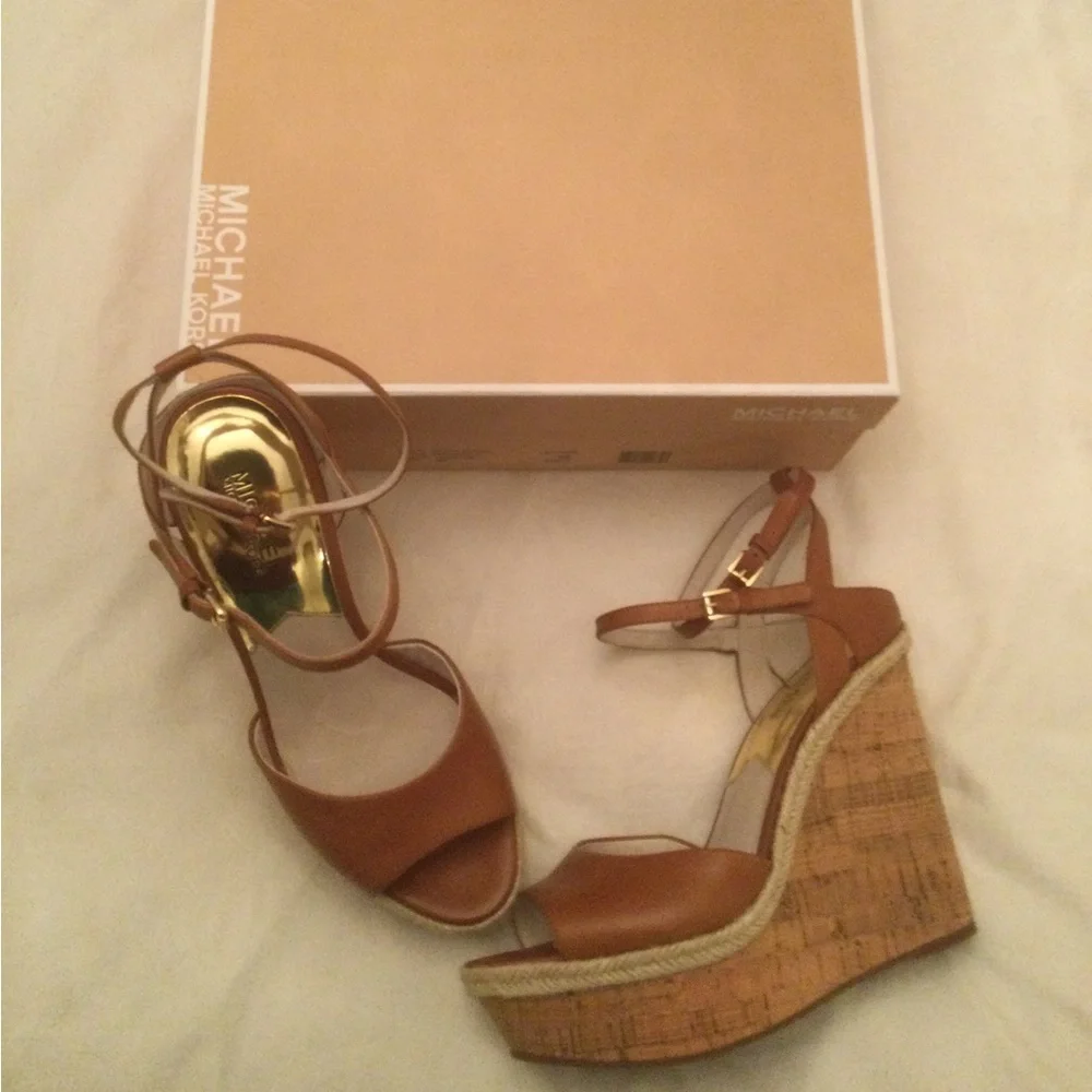 NIB Michael Michael Kors Axton leather two strap luggage wedge. Size 9. - Picture 3 of 12